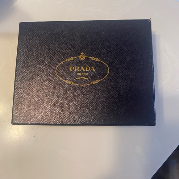 Prada wallet almost new dust bag and original box - Picture 3 of 9